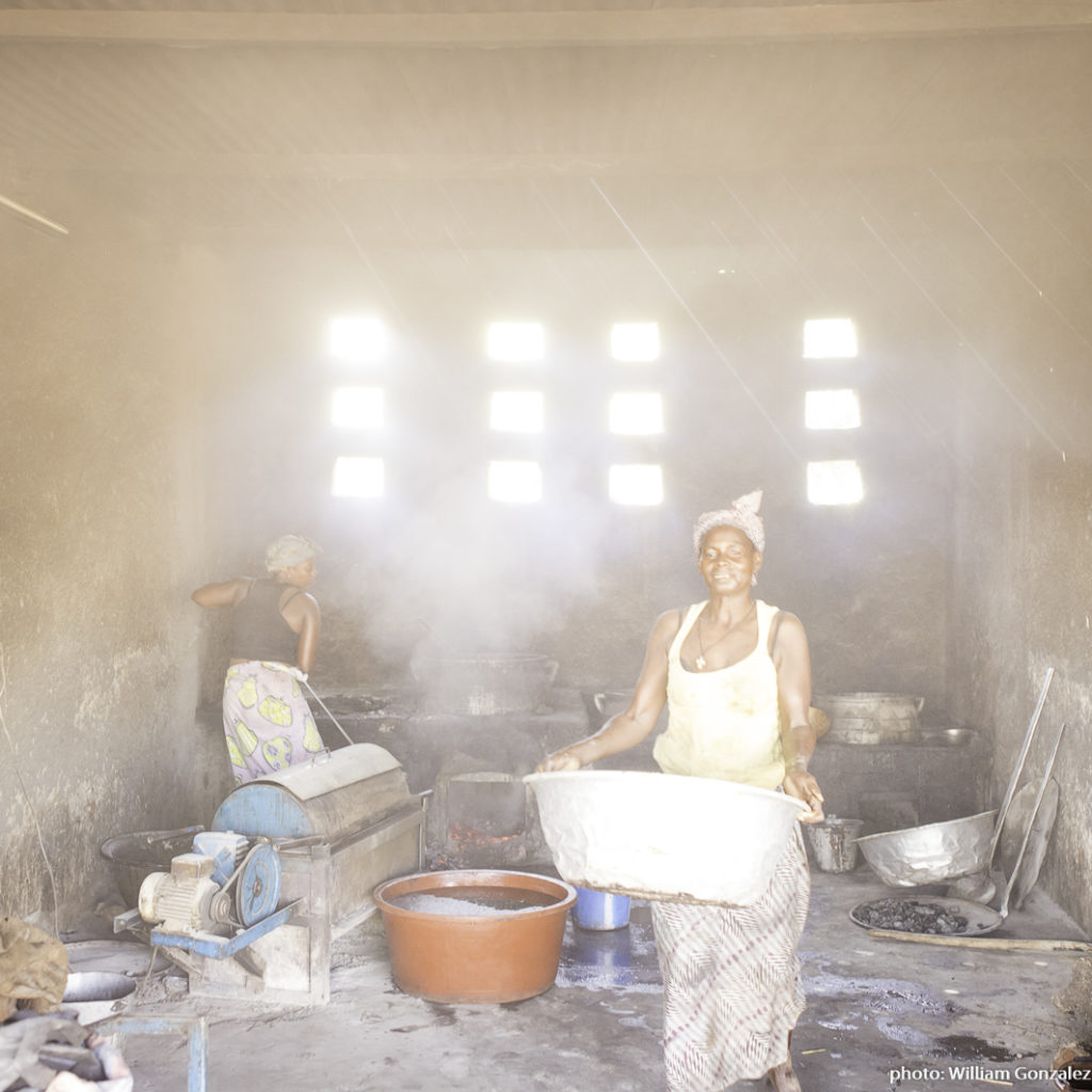 Travail de purification du beurre de Karité. Association ABASF-E