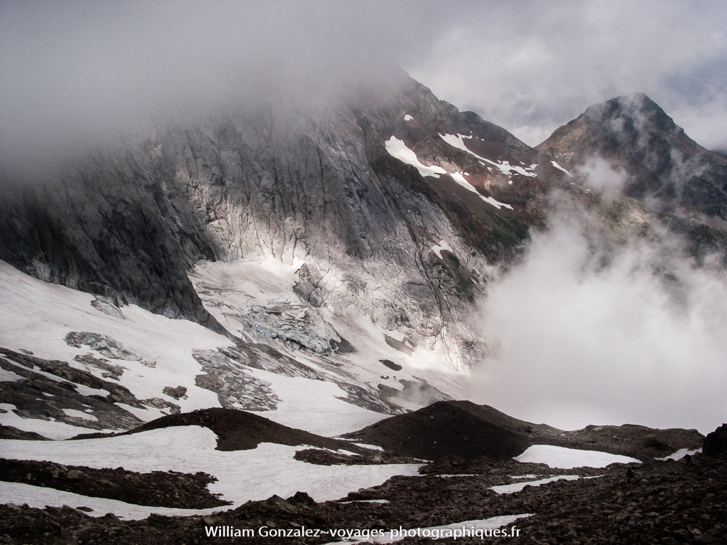 Les nuages noient la montagne. FRance