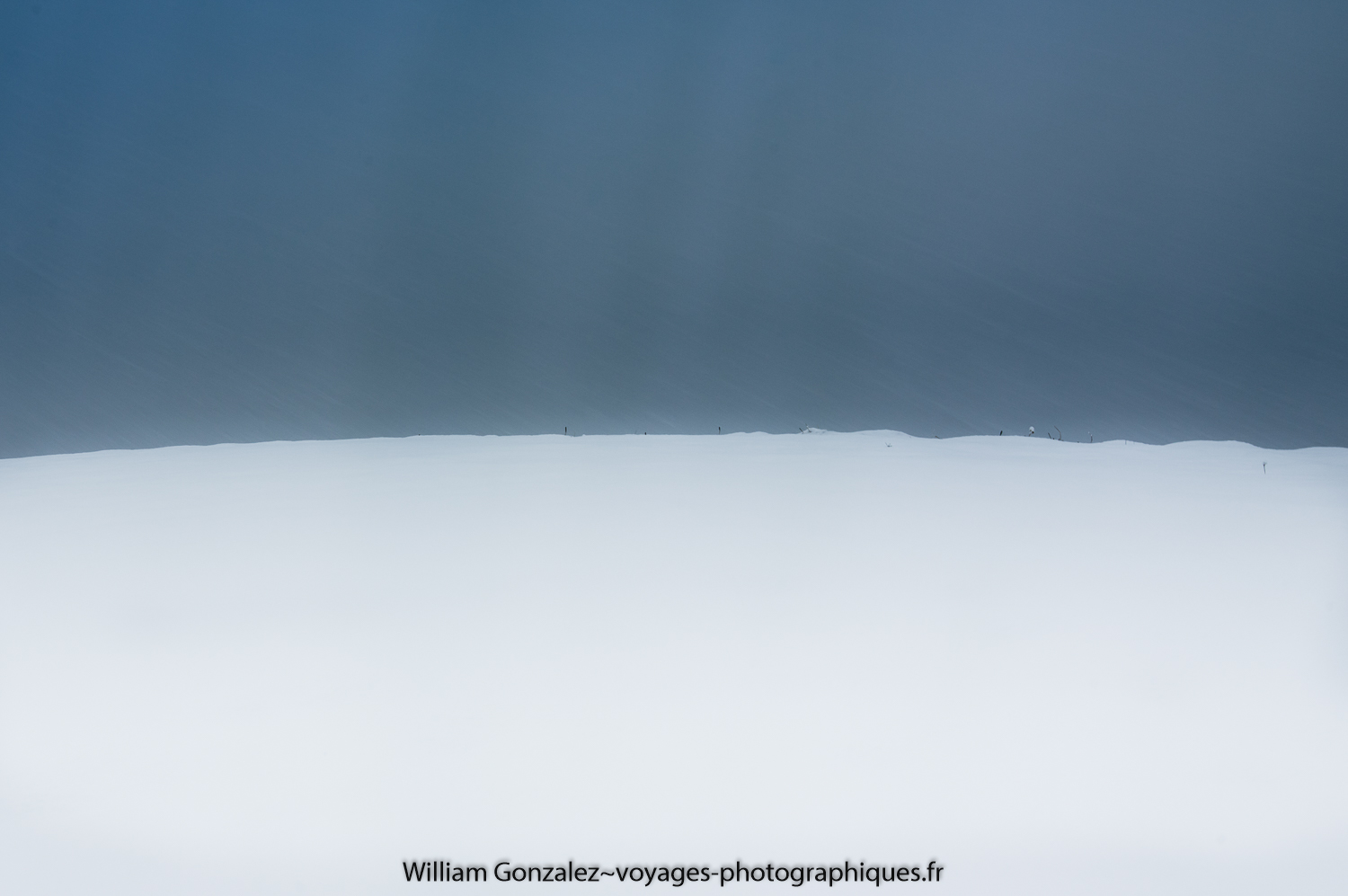 Temps sombre et neigeux dans le Vercors. France