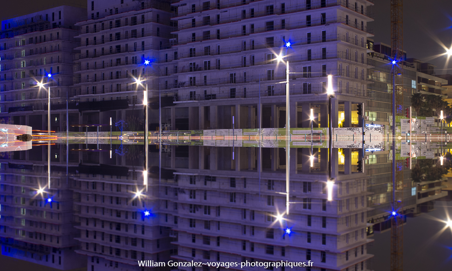 Jeux de miroir sur une place une nuit de pluie. France