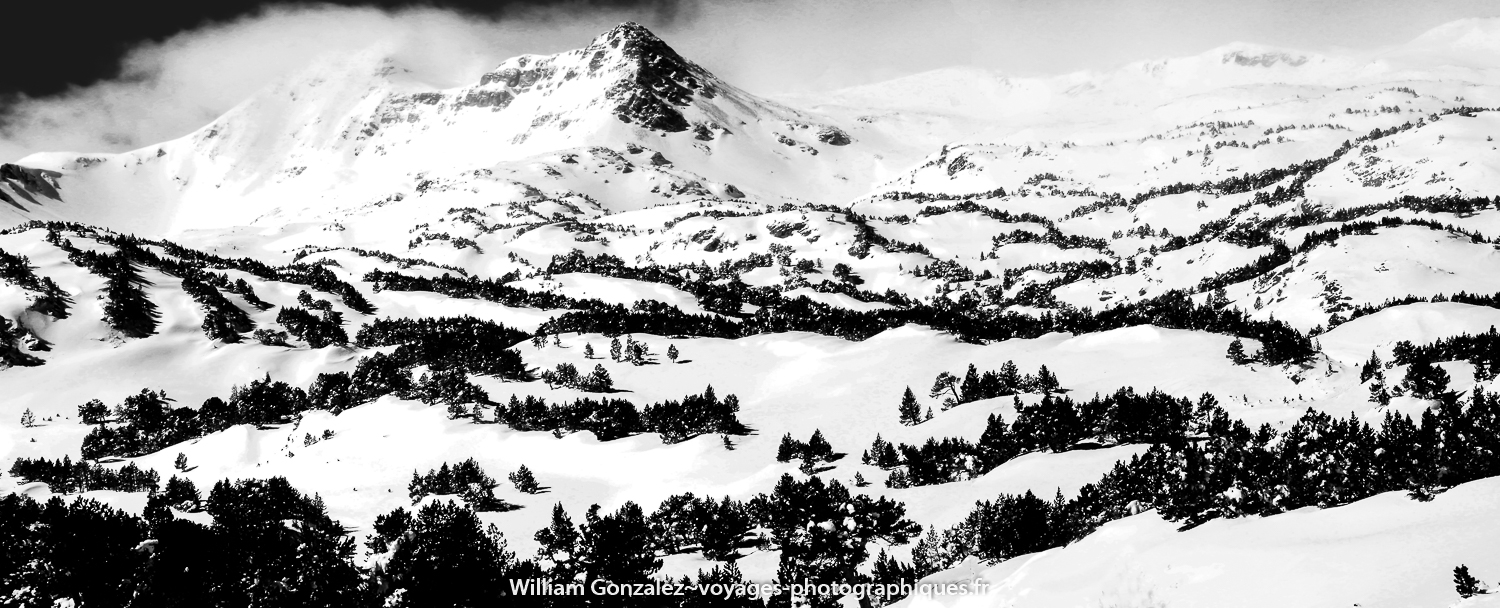 Panoramique massif du Carlit n&b.  France